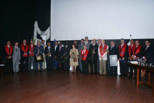 El Comité Permanente y los inmortalizados posan para la foto del recuerdo de este primer ceremonial en Espaillat.